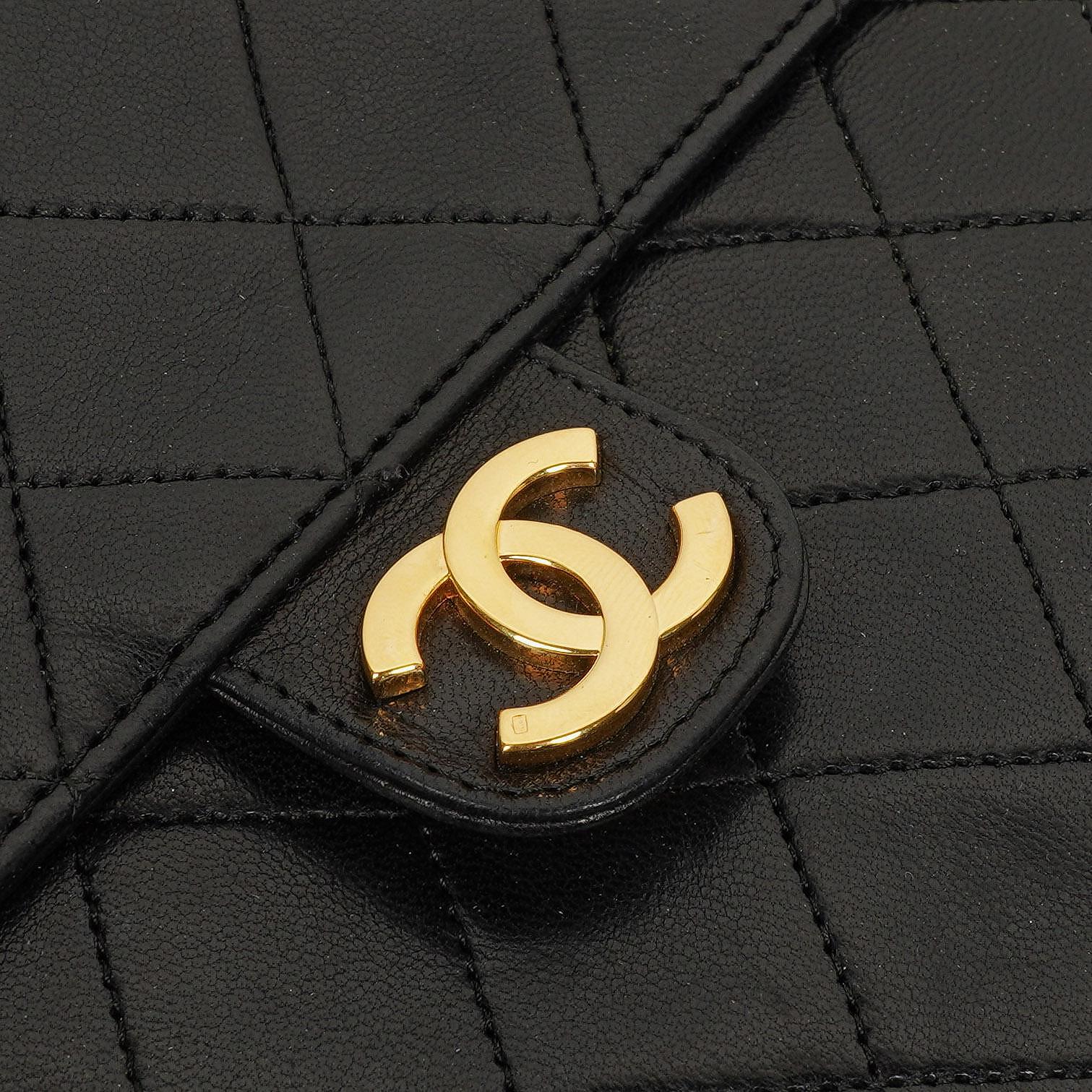 Chanel Kleine Classic Vintage Einzelklappentasche aus schwarzem gestepptem Lammleder mit 24K vergoldeten Beschlägen