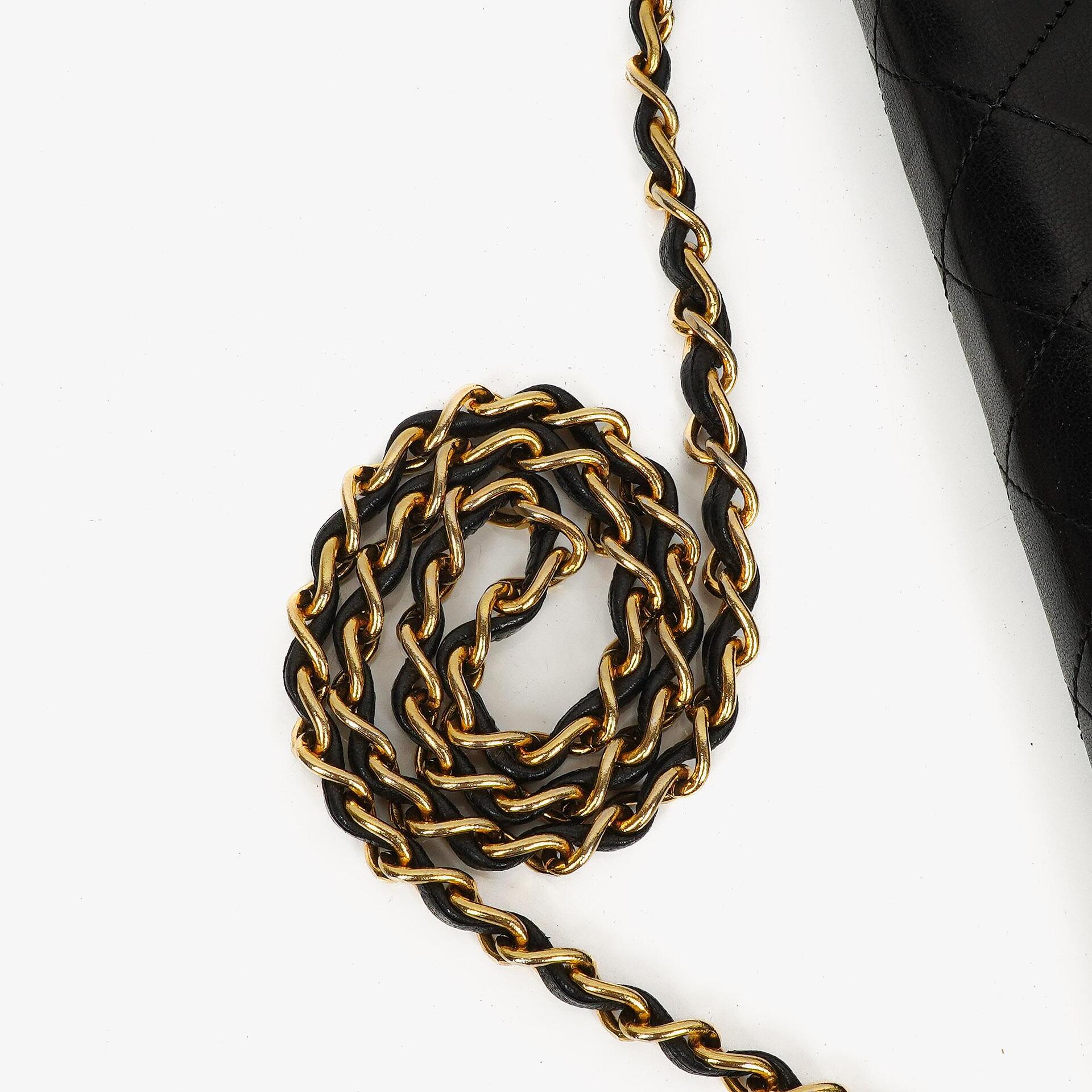 Chanel Kleine Classic Vintage Einzelklappentasche aus schwarzem gestepptem Lammleder mit 24K vergoldeten Beschlägen