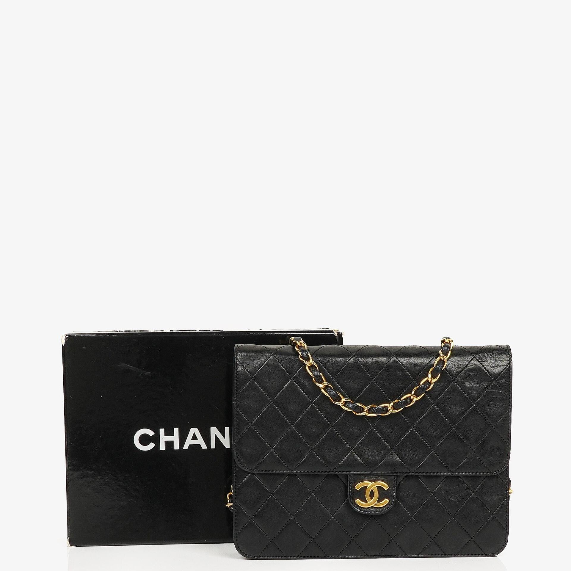 Chanel Kleine Classic Vintage Einzelklappentasche aus schwarzem gestepptem Lammleder mit 24K vergoldeten Beschlägen