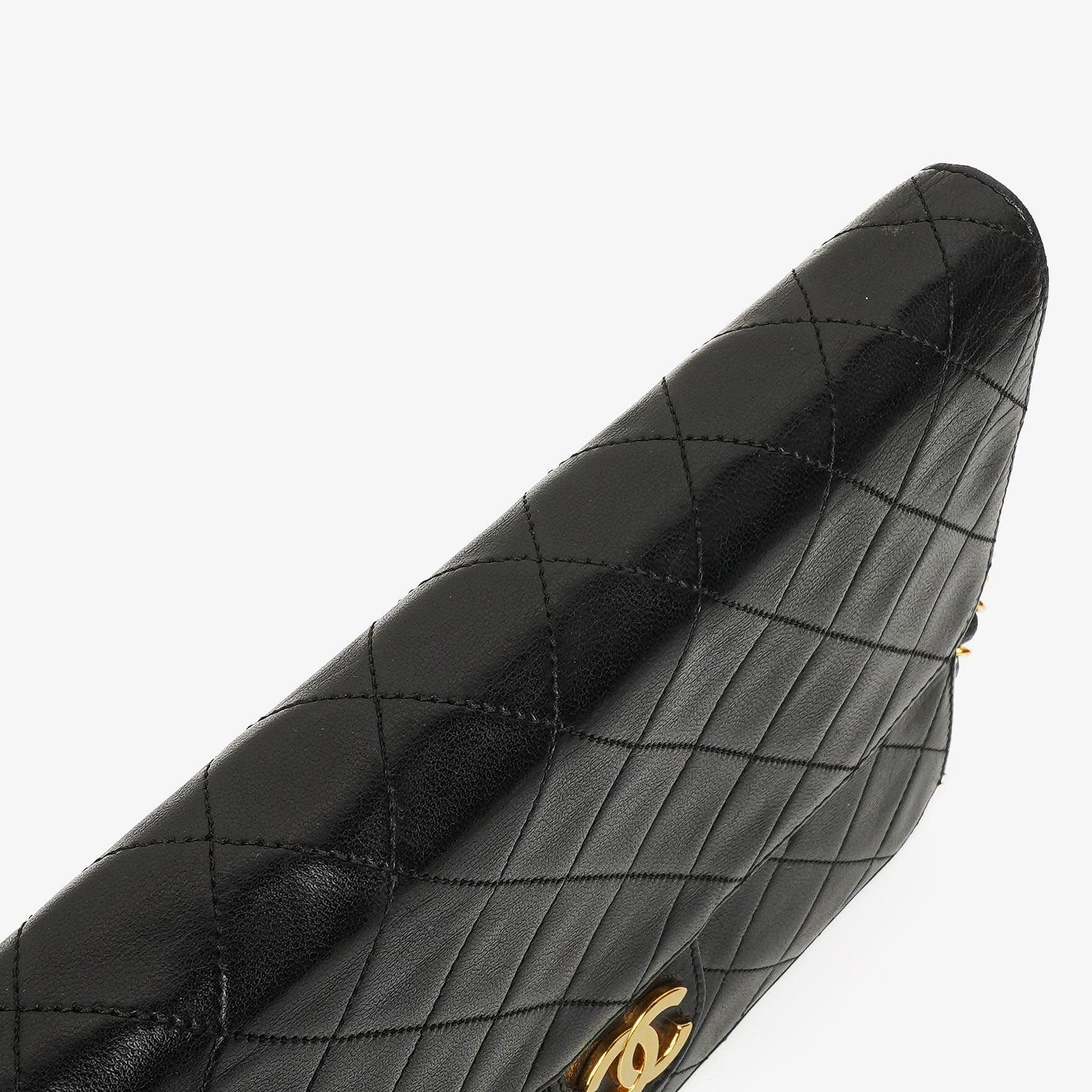 Chanel Kleine Classic Vintage Einzelklappentasche aus schwarzem gestepptem Lammleder mit 24K vergoldeten Beschlägen