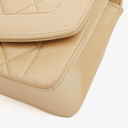 Chanel Vintage Small Diana Flap Tasche in Beige mit 24K vergoldeten Beschlägen