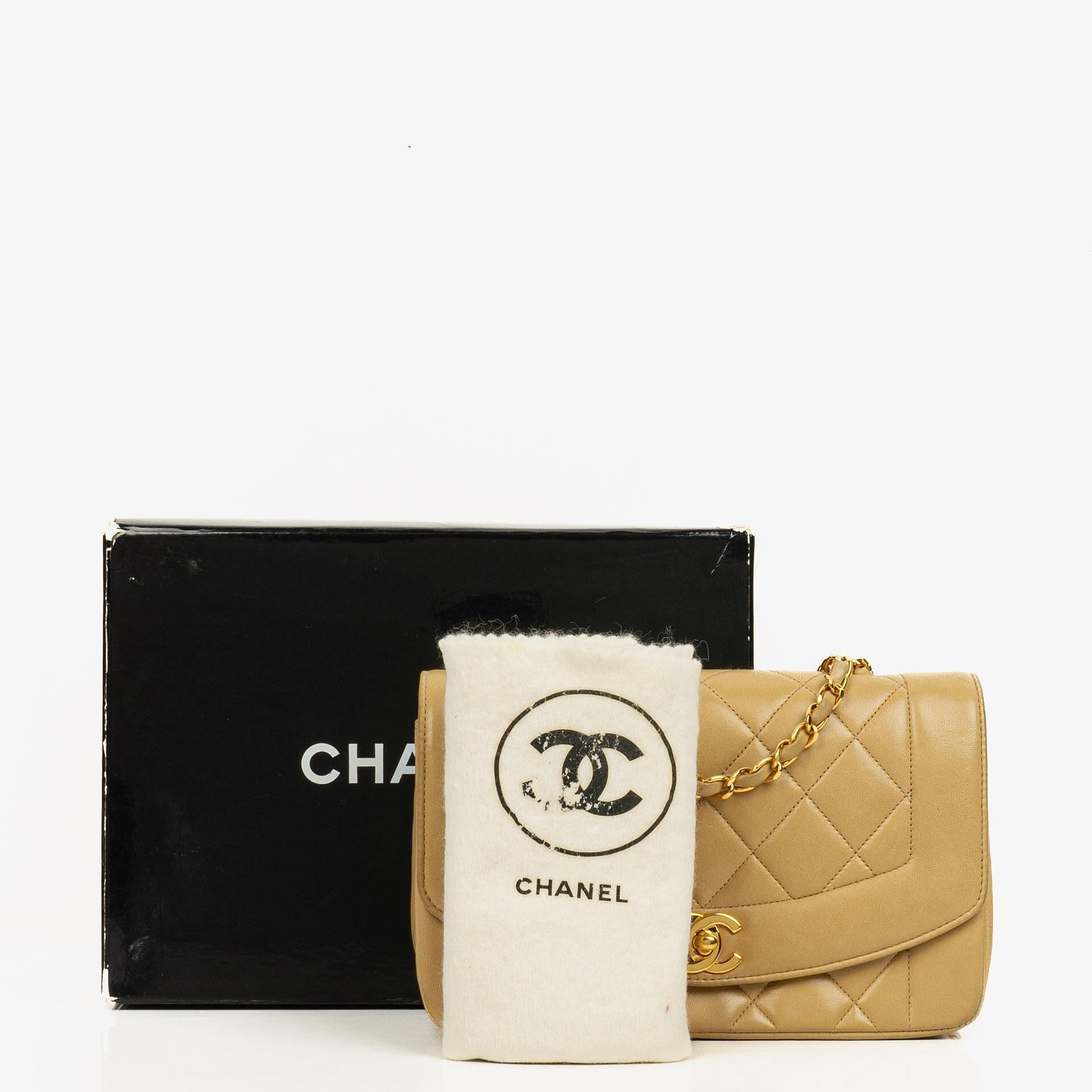 Chanel Vintage Kleine Diana Flap Tasche aus beigem gestepptem Lammleder mit 24K vergoldeter Hardware