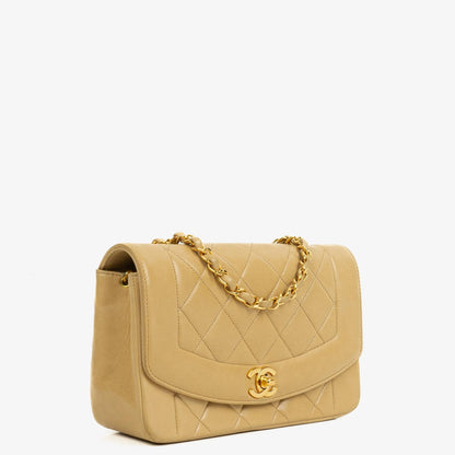 Chanel Vintage Kleine Diana Flap Tasche aus beigem gestepptem Lammleder mit 24K vergoldeter Hardware