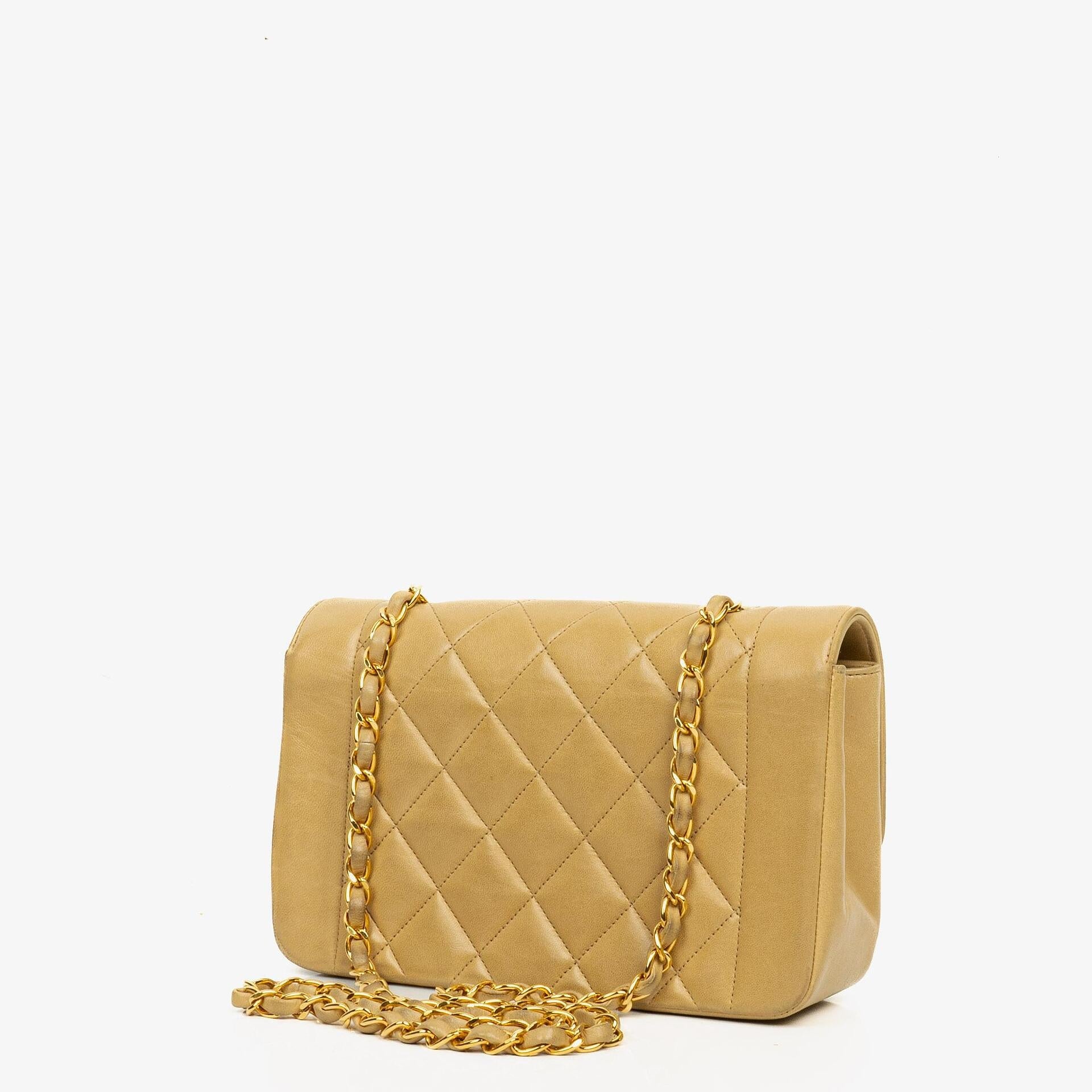 Chanel Vintage Kleine Diana Flap Tasche aus beigem gestepptem Lammleder mit 24K vergoldeter Hardware