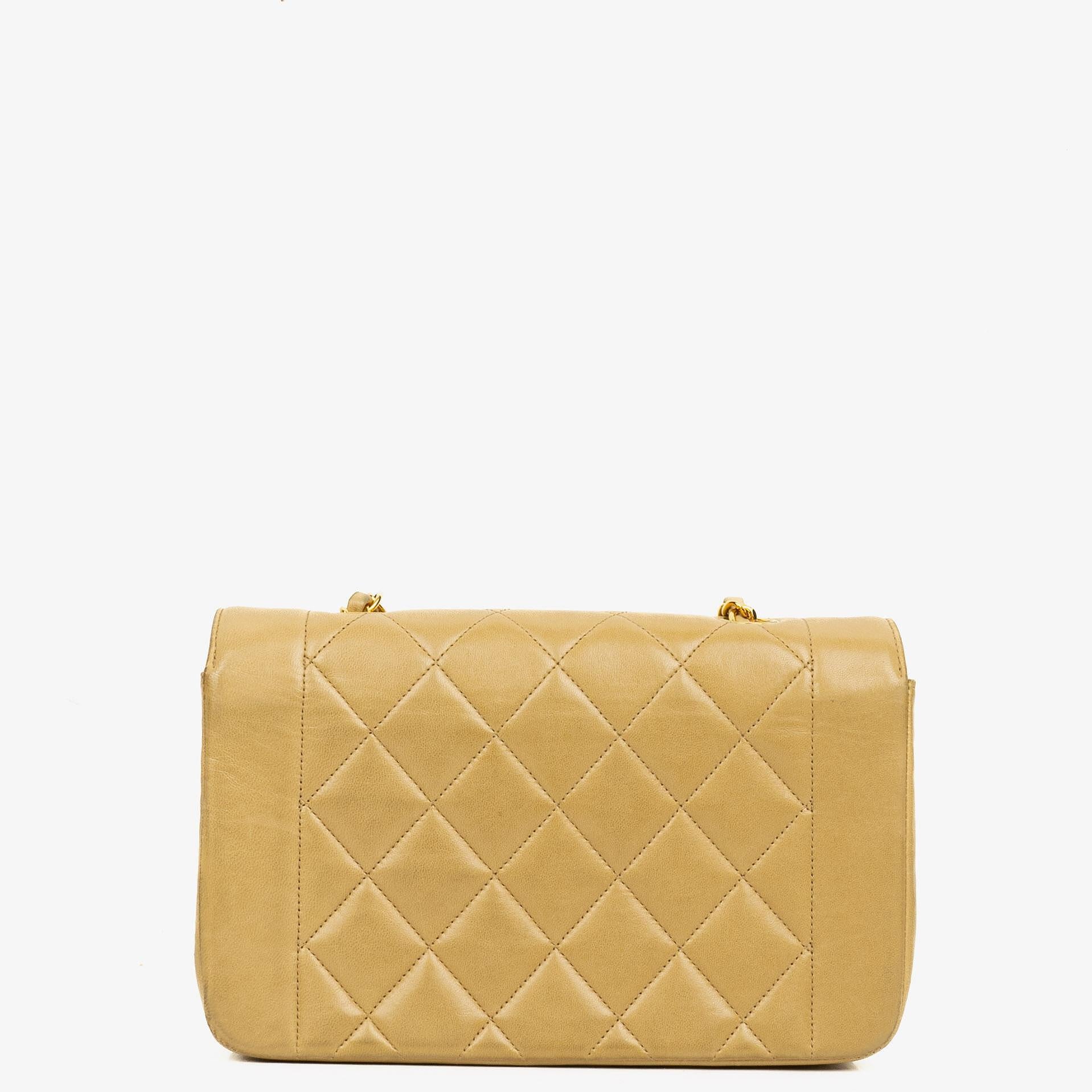 Chanel Vintage Kleine Diana Flap Tasche aus beigem gestepptem Lammleder mit 24K vergoldeter Hardware