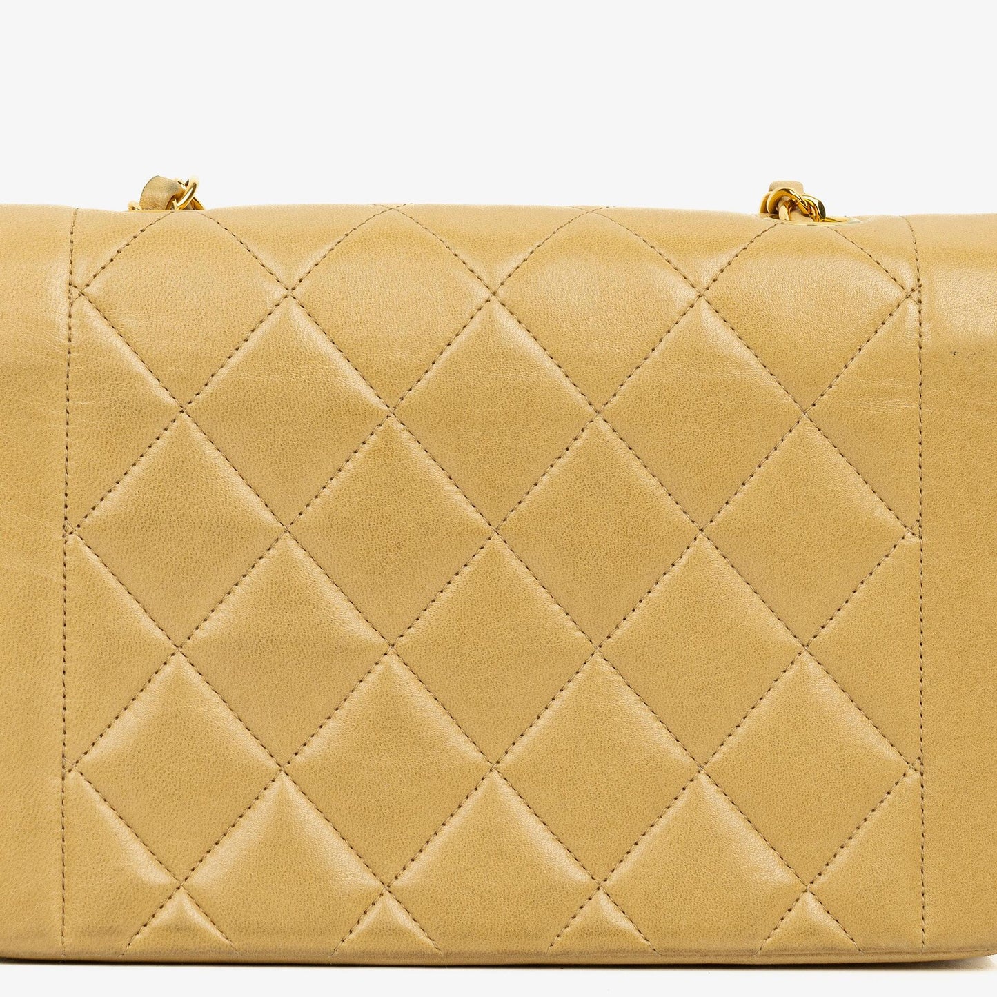 Chanel Vintage Kleine Diana Flap Tasche aus beigem gestepptem Lammleder mit 24K vergoldeter Hardware