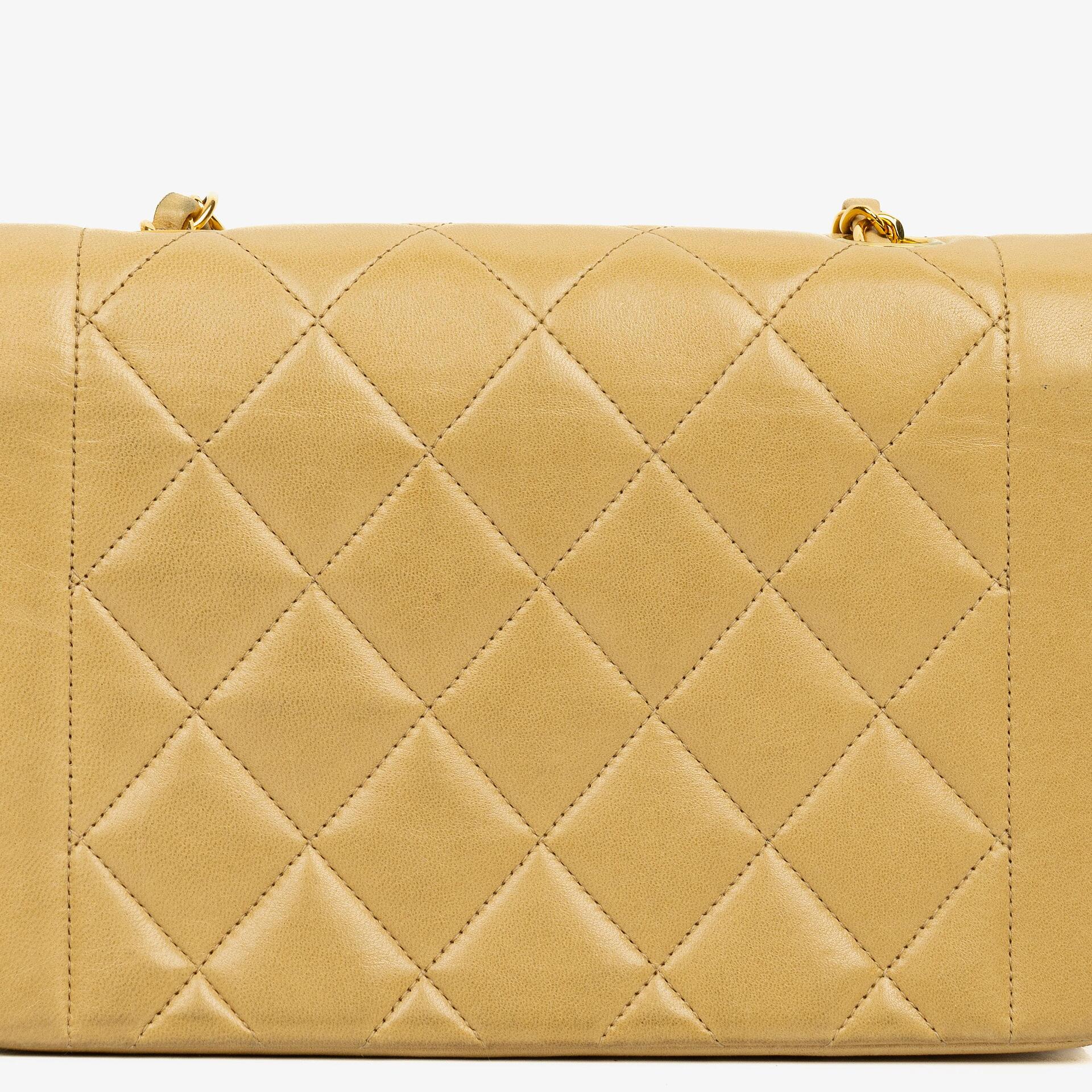 Chanel Vintage Kleine Diana Flap Tasche aus beigem gestepptem Lammleder mit 24K vergoldeter Hardware