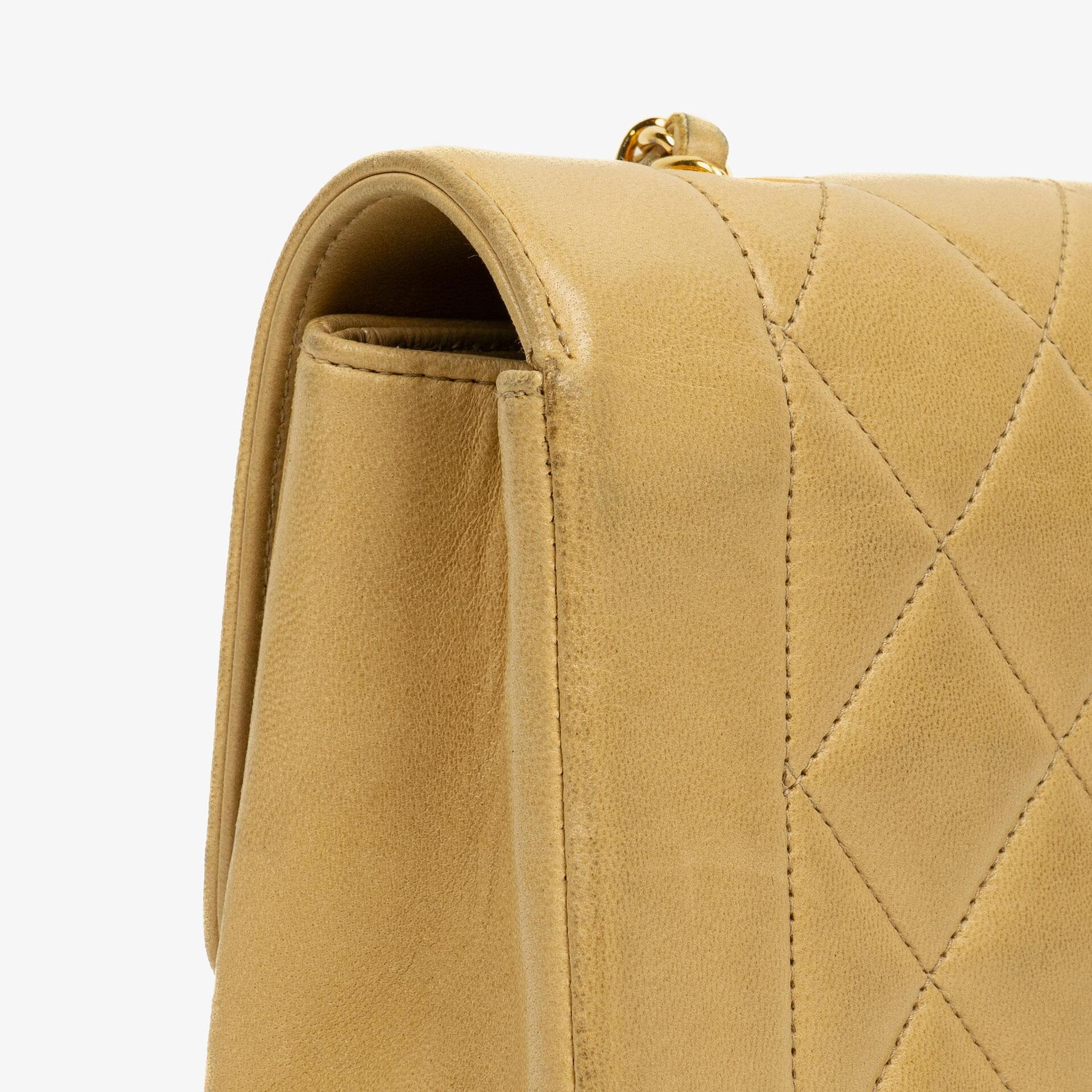 Chanel Vintage Kleine Diana Flap Tasche aus beigem gestepptem Lammleder mit 24K vergoldeter Hardware