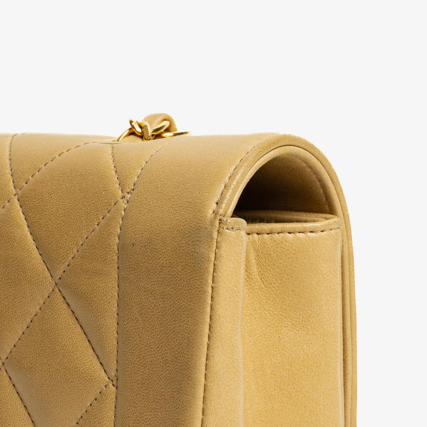 Chanel Vintage Kleine Diana Flap Tasche aus beigem gestepptem Lammleder mit 24K vergoldeter Hardware