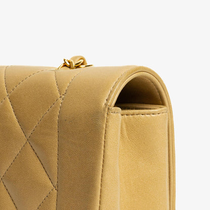 Chanel Vintage Kleine Diana Flap Tasche aus beigem gestepptem Lammleder mit 24K vergoldeter Hardware