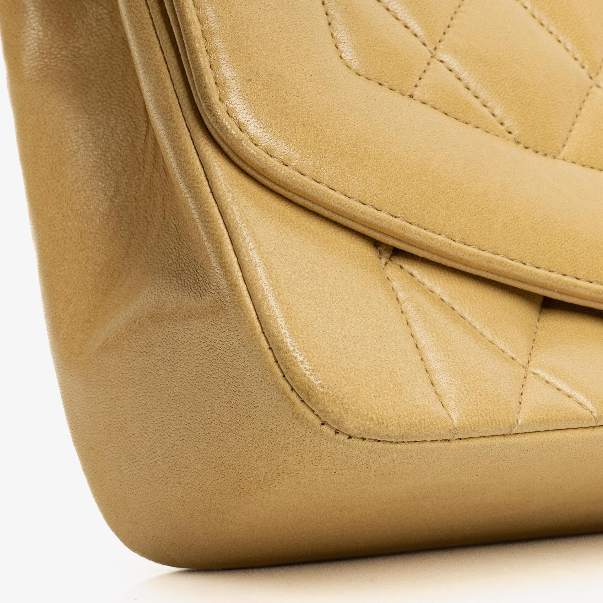 Chanel Vintage Kleine Diana Flap Tasche aus beigem gestepptem Lammleder mit 24K vergoldeter Hardware