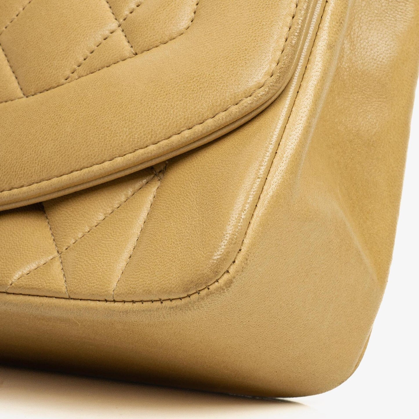 Chanel Vintage Kleine Diana Flap Tasche aus beigem gestepptem Lammleder mit 24K vergoldeter Hardware