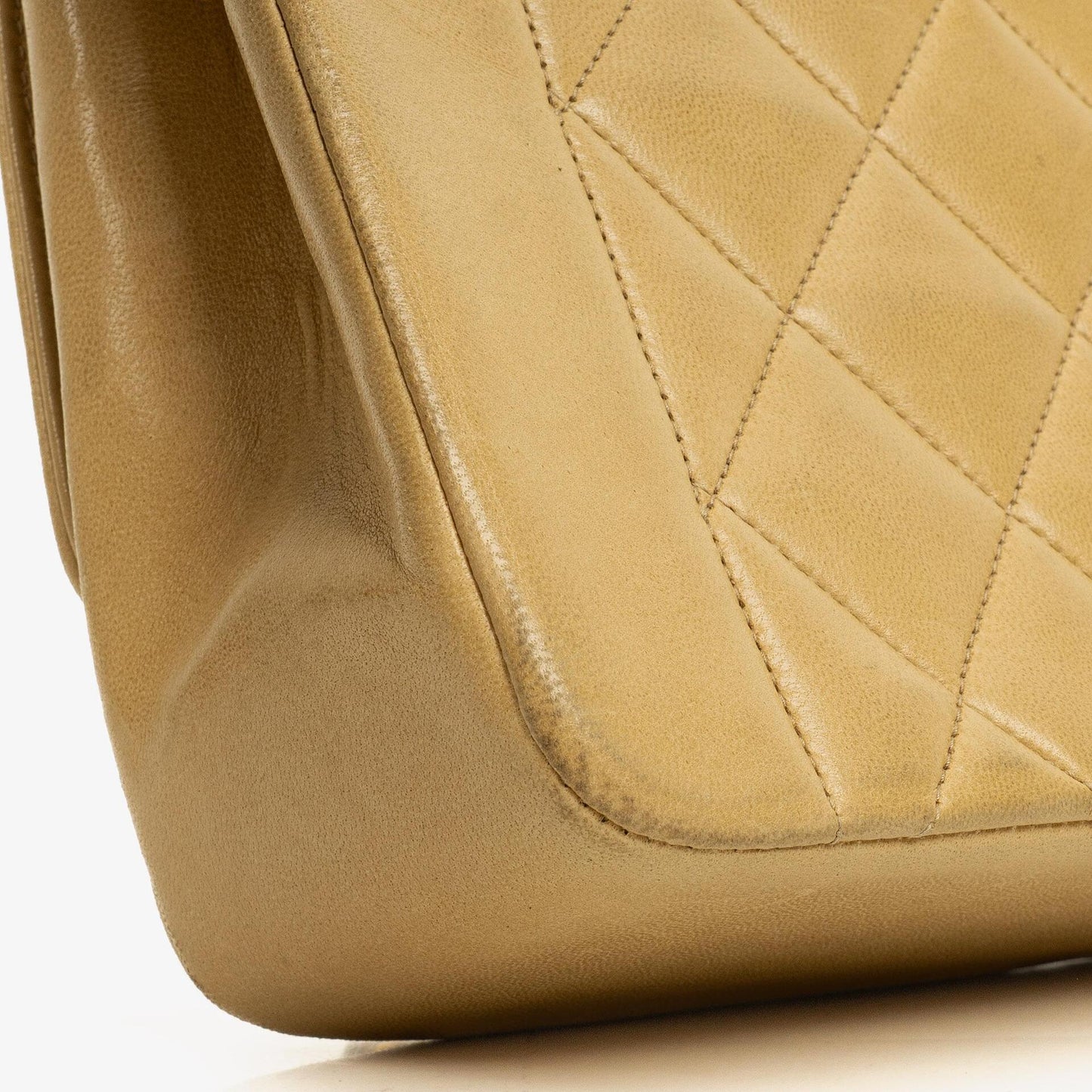 Chanel Vintage Kleine Diana Flap Tasche aus beigem gestepptem Lammleder mit 24K vergoldeter Hardware