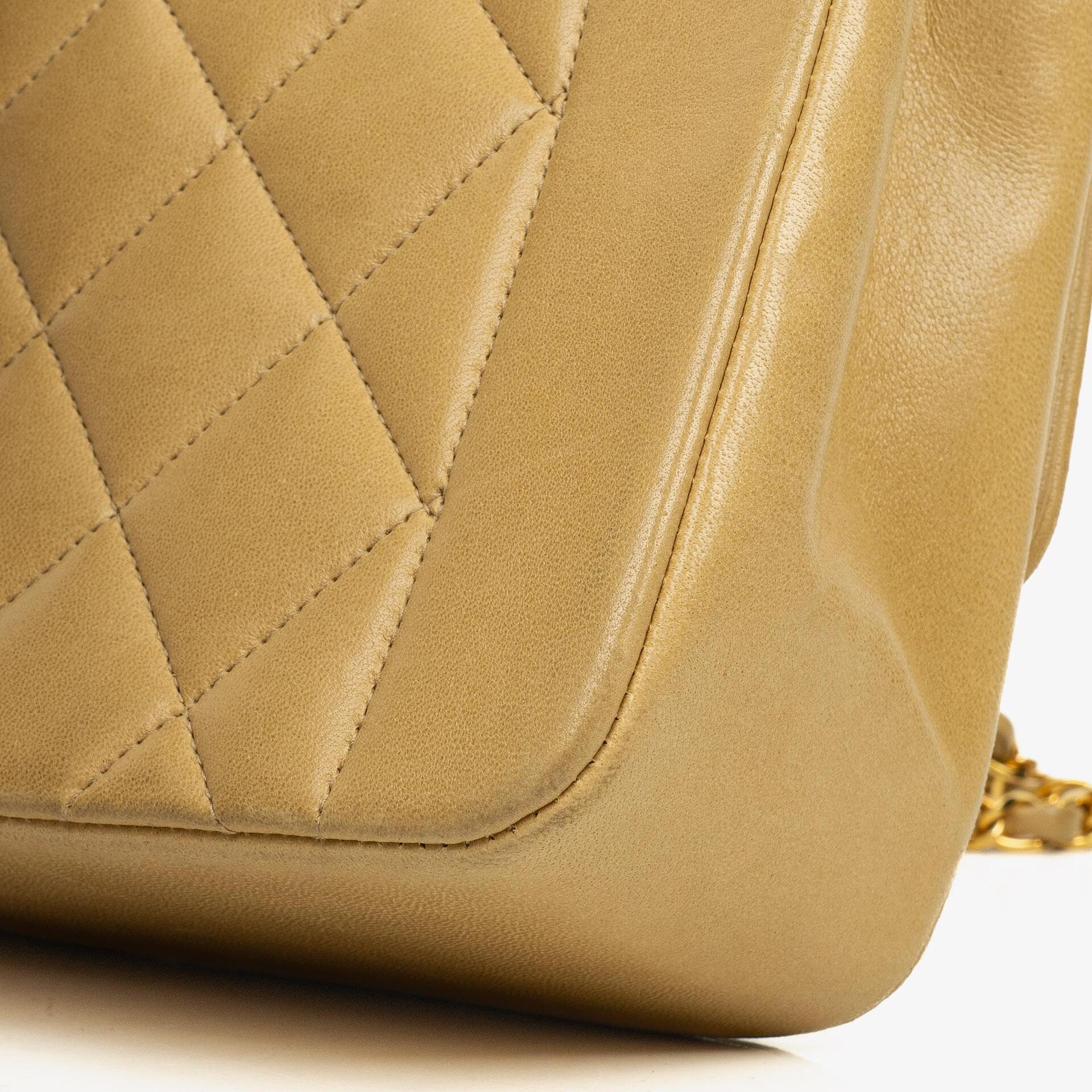 Chanel Vintage Kleine Diana Flap Tasche aus beigem gestepptem Lammleder mit 24K vergoldeter Hardware