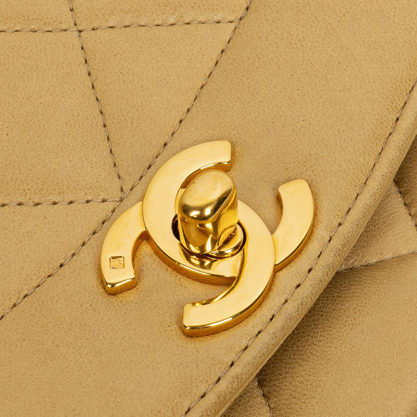 Chanel Vintage Kleine Diana Flap Tasche aus beigem gestepptem Lammleder mit 24K vergoldeter Hardware