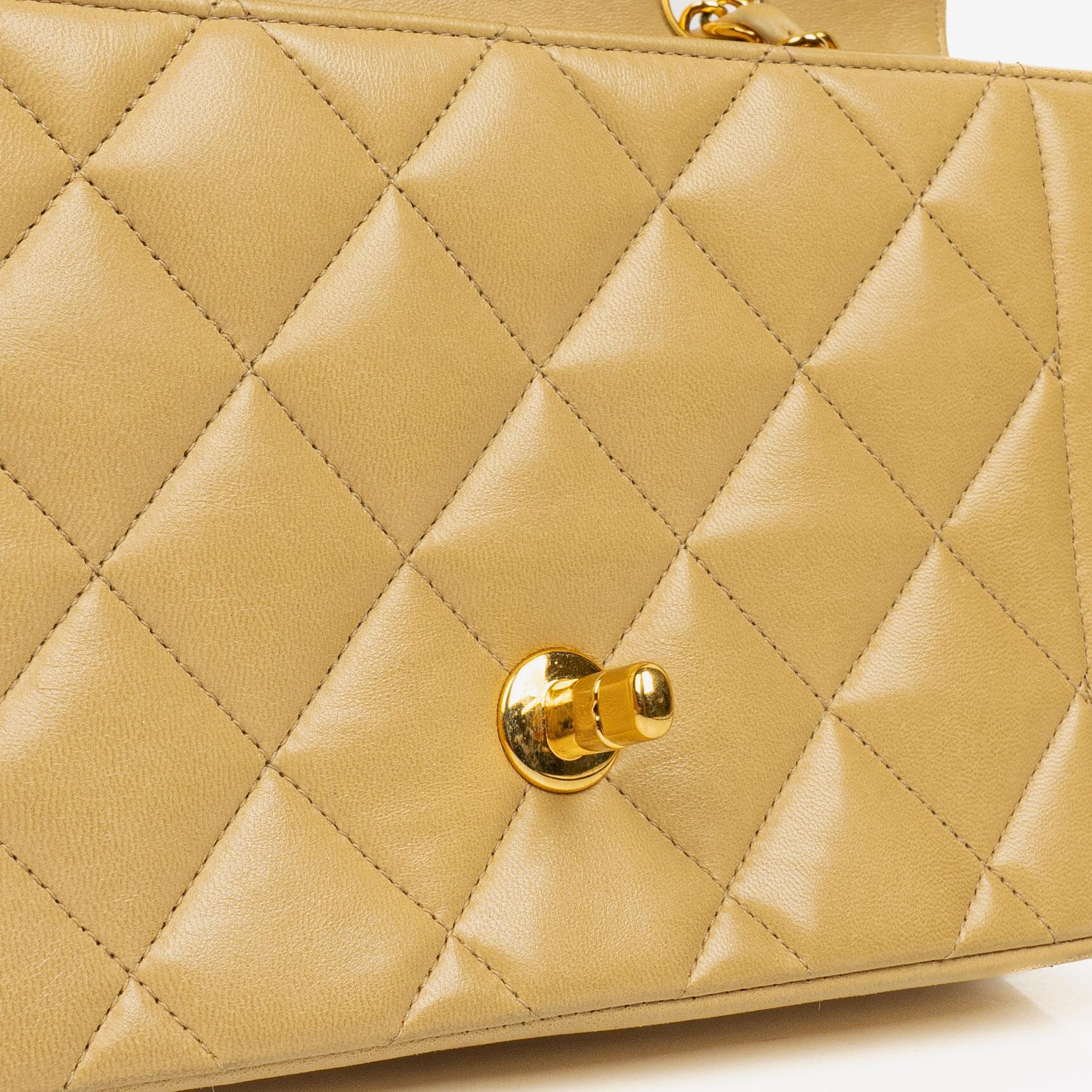 Chanel Vintage Kleine Diana Flap Tasche aus beigem gestepptem Lammleder mit 24K vergoldeter Hardware
