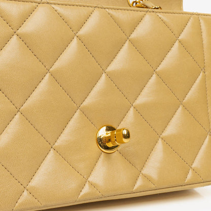 Chanel Vintage Kleine Diana Flap Tasche aus beigem gestepptem Lammleder mit 24K vergoldeter Hardware