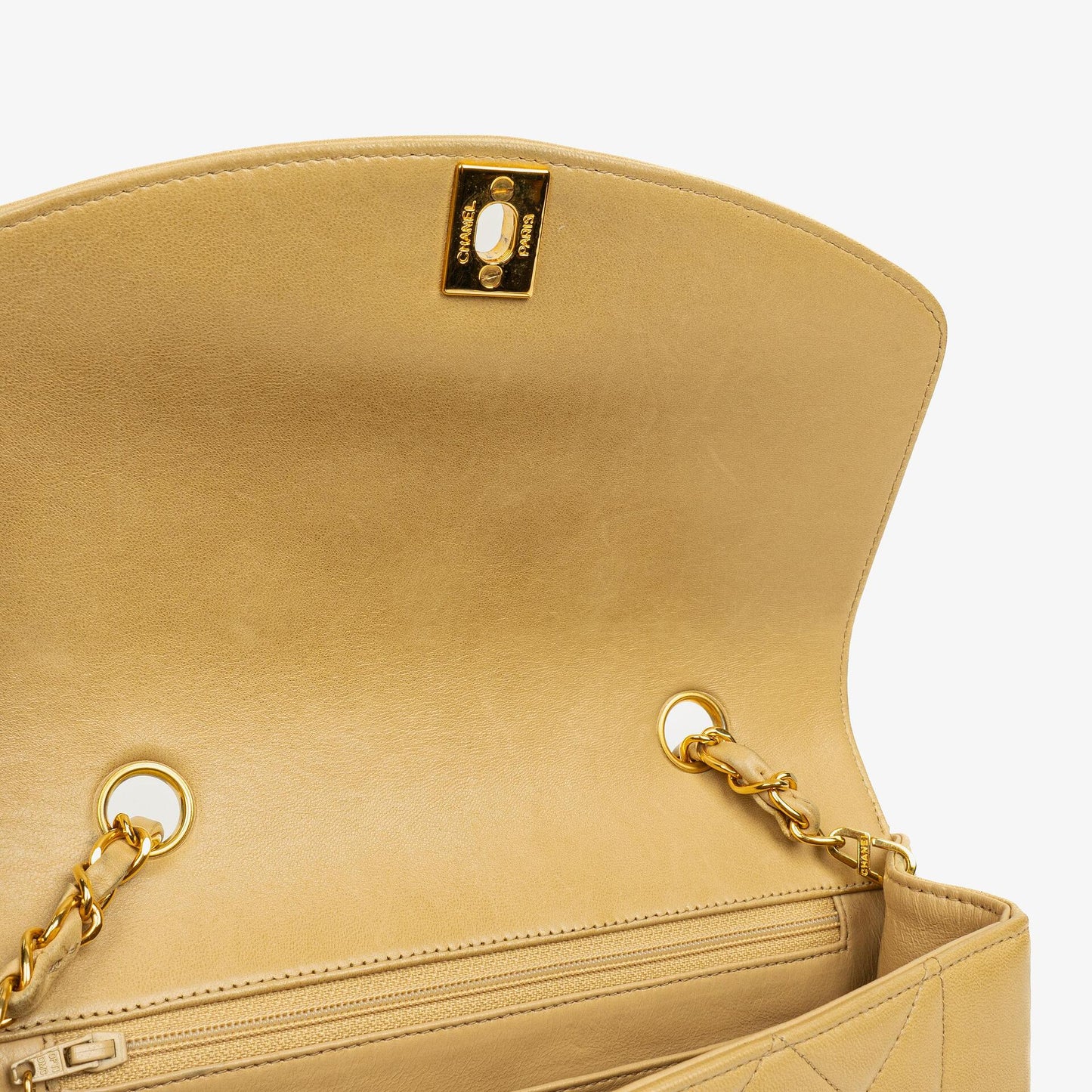 Chanel Vintage Kleine Diana Flap Tasche aus beigem gestepptem Lammleder mit 24K vergoldeter Hardware