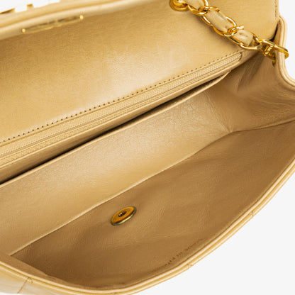 Chanel Vintage Kleine Diana Flap Tasche aus beigem gestepptem Lammleder mit 24K vergoldeter Hardware