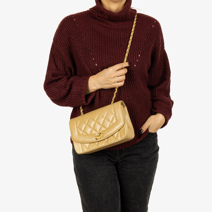 Chanel Vintage Kleine Diana Flap Tasche aus beigem gestepptem Lammleder mit 24K vergoldeter Hardware