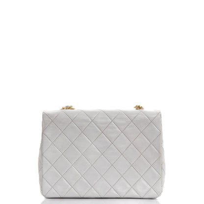 Chanel Vintage Square Flap Bag aus weißem gestepptem Lammleder mit 24K goldplattierten Beschlägen