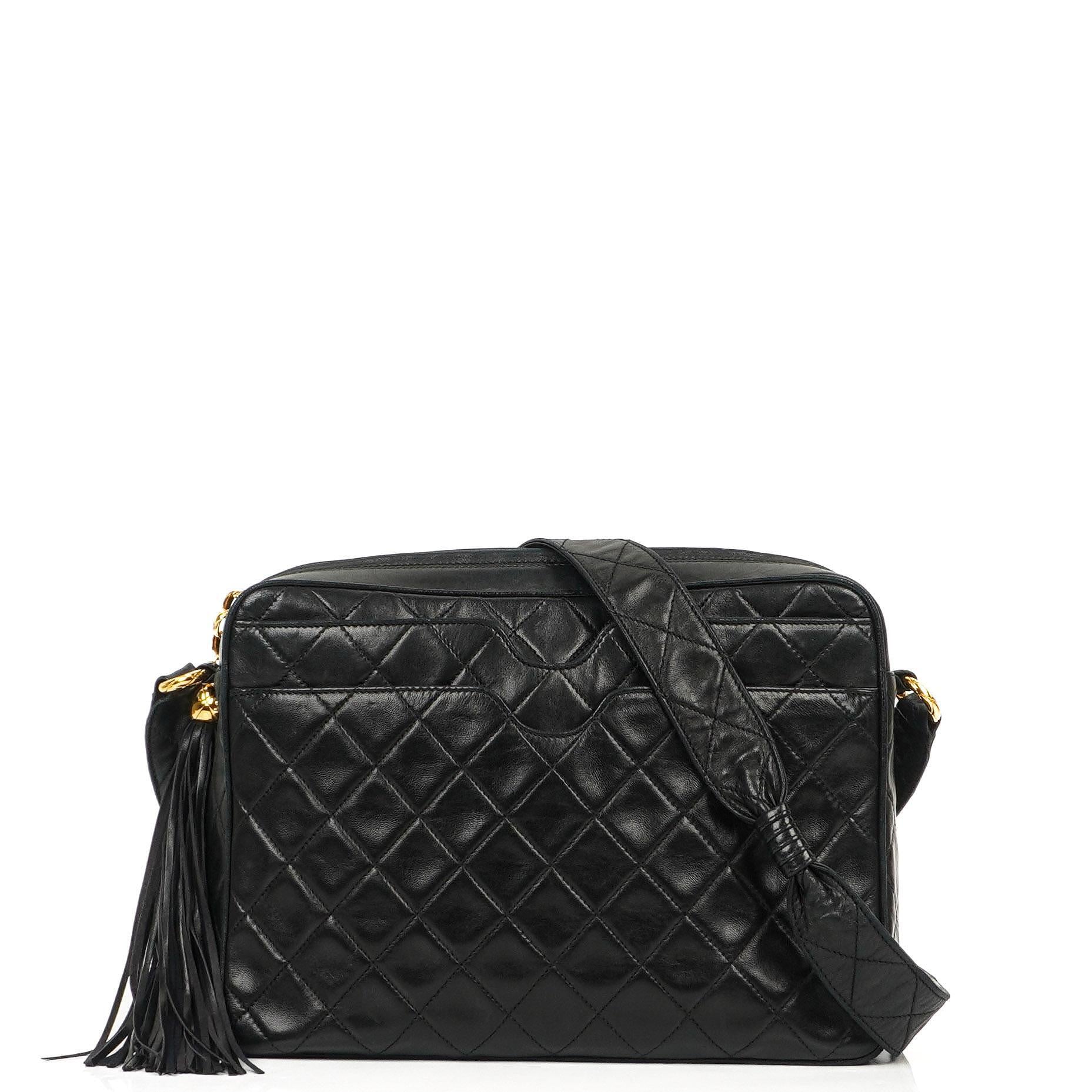 Chanel Vintage Tassel Camera Bag aus schwarzem gestepptem Lammleder mit goldfarbener Hardware