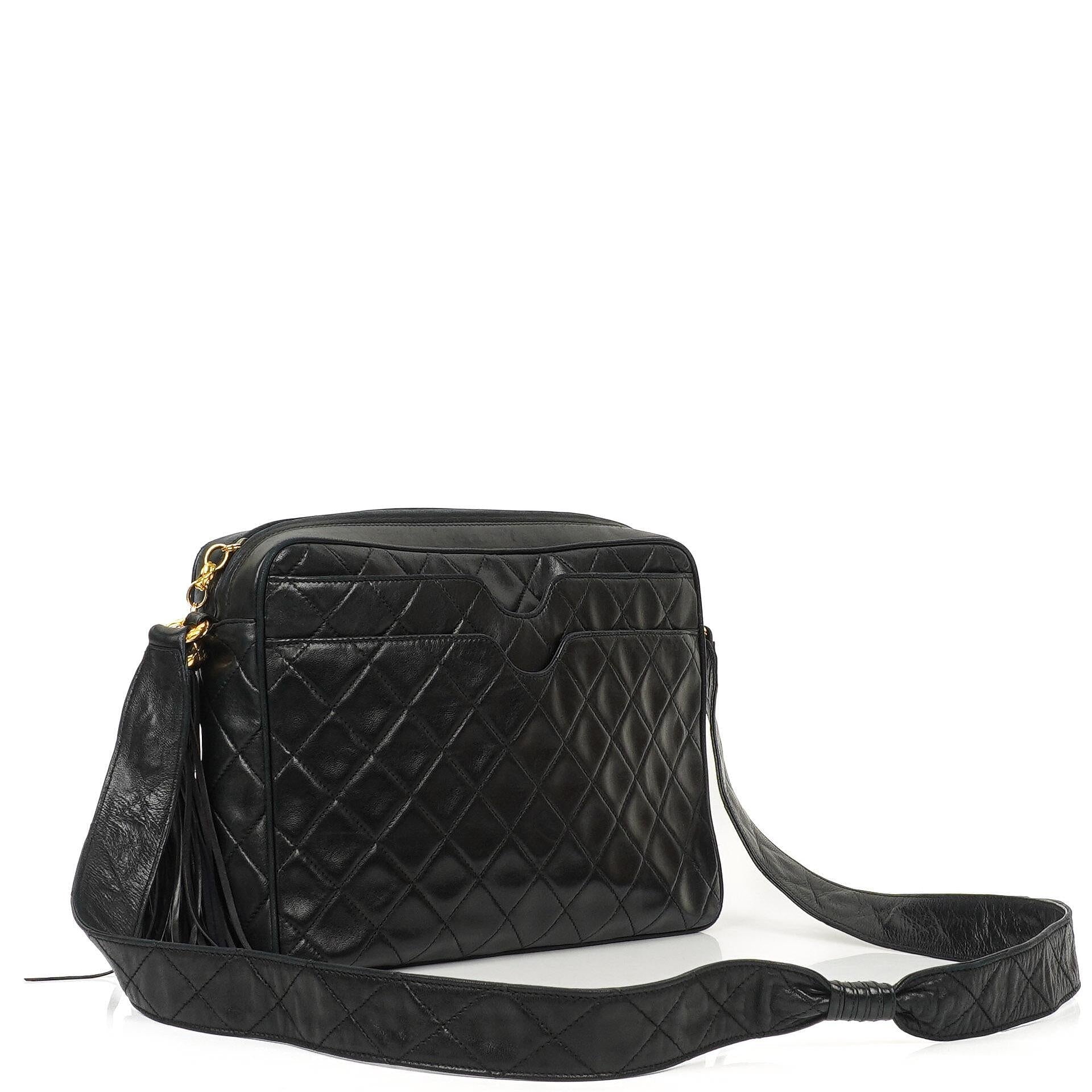 Chanel Vintage Tassel Camera Bag aus schwarzem gestepptem Lammleder mit goldfarbener Hardware
