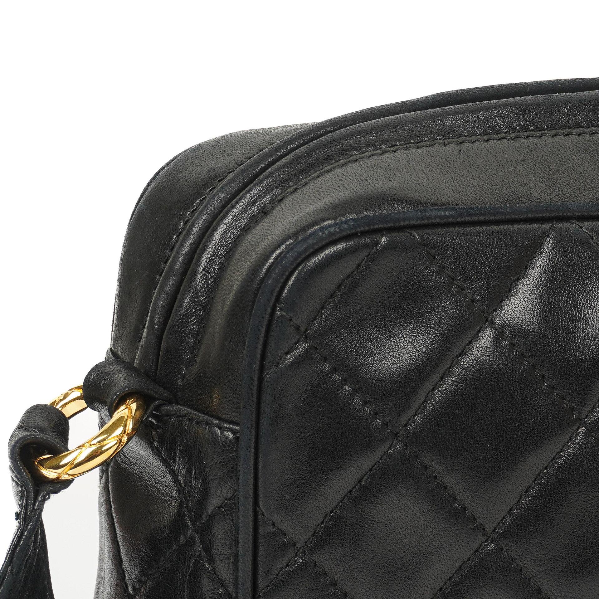 Chanel Vintage Tassel Camera Bag aus schwarzem gestepptem Lammleder mit goldfarbener Hardware