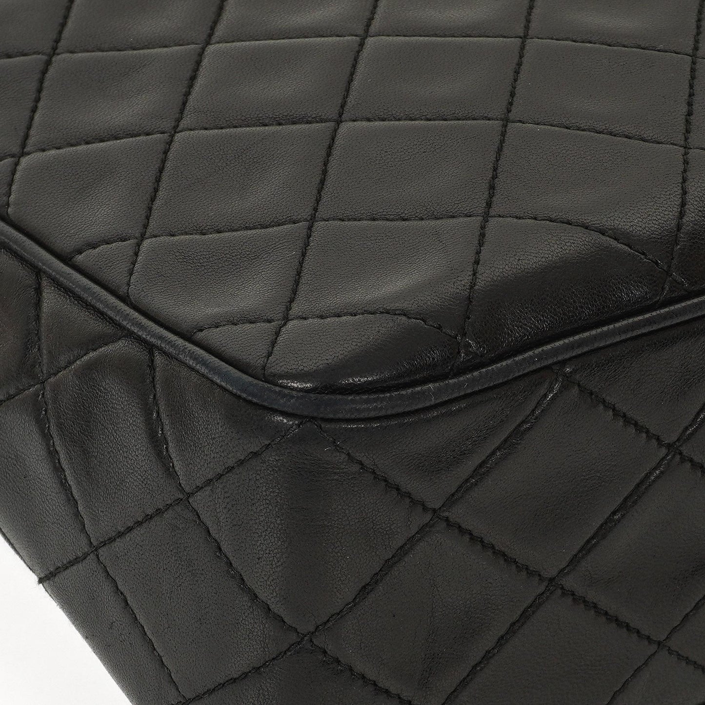 Chanel Vintage Tassel Camera Bag aus schwarzem gestepptem Lammleder mit goldfarbener Hardware