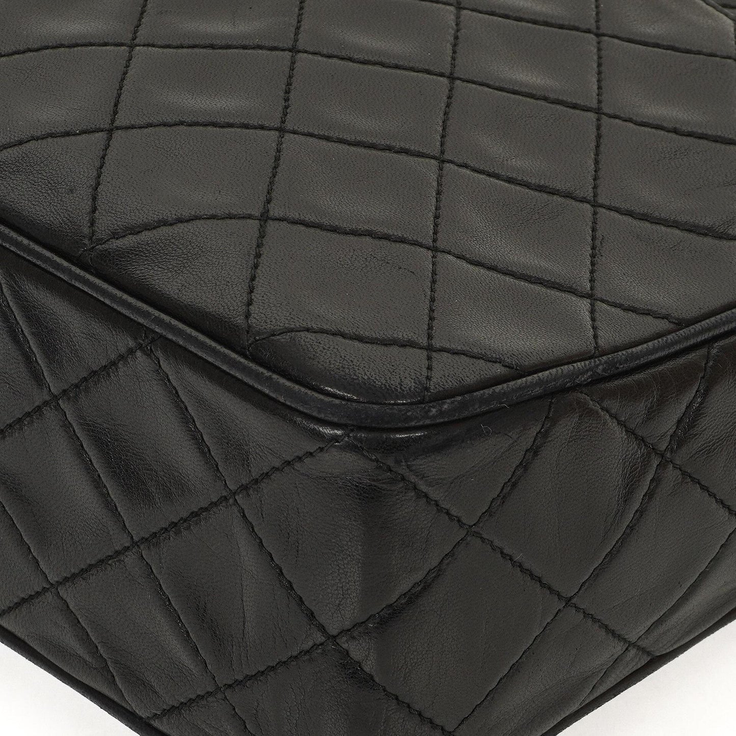 Chanel Vintage Tassel Camera Bag aus schwarzem gestepptem Lammleder mit goldfarbener Hardware