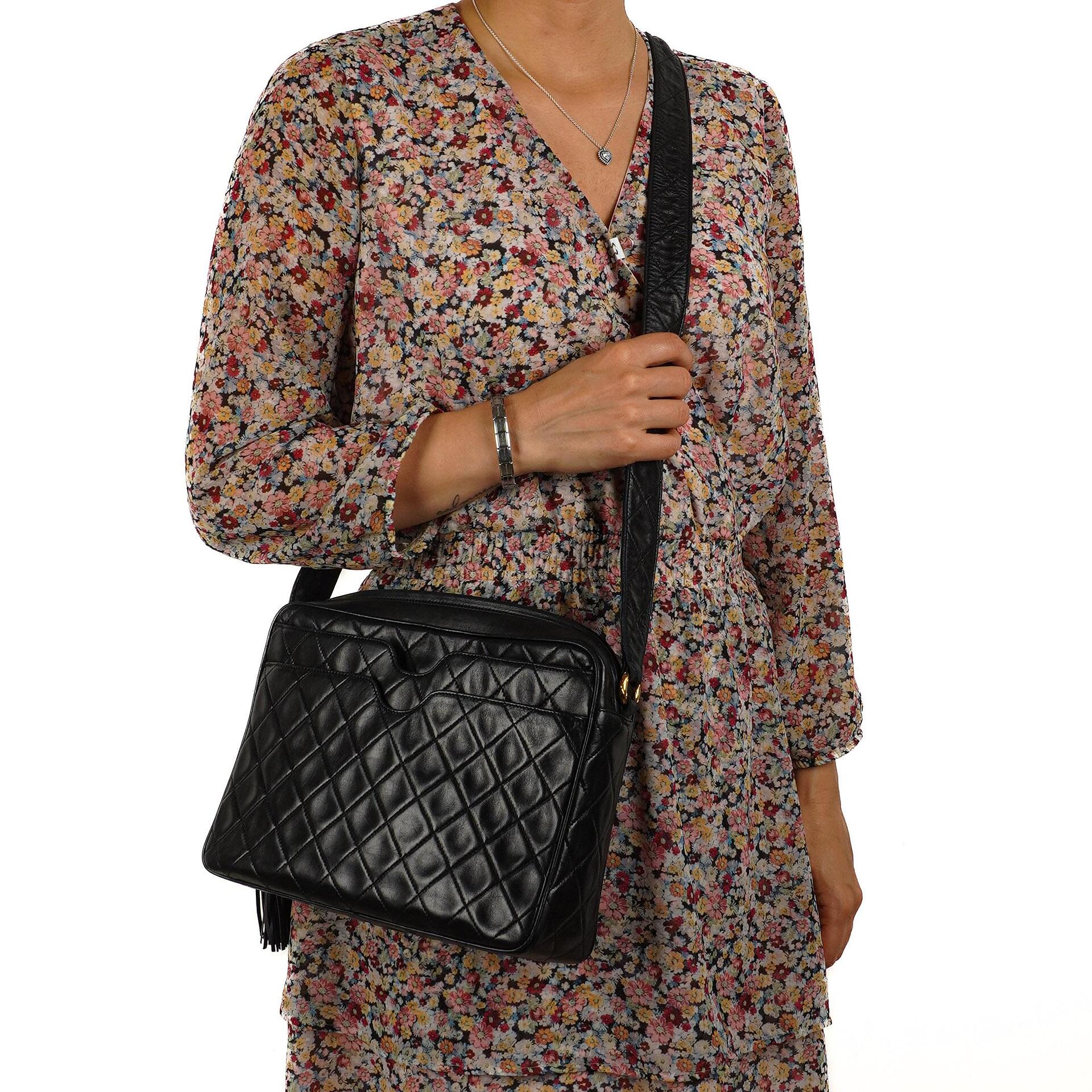 Chanel Vintage Tassel Camera Bag aus schwarzem gestepptem Lammleder mit goldfarbener Hardware