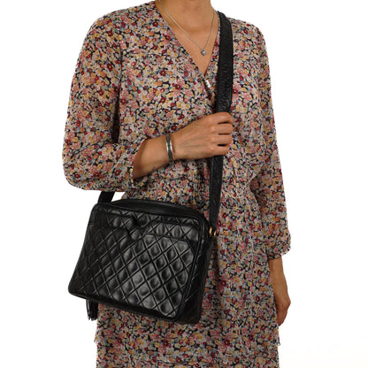 Chanel Vintage Tassel Camera Bag aus schwarzem gestepptem Lammleder mit goldfarbener Hardware