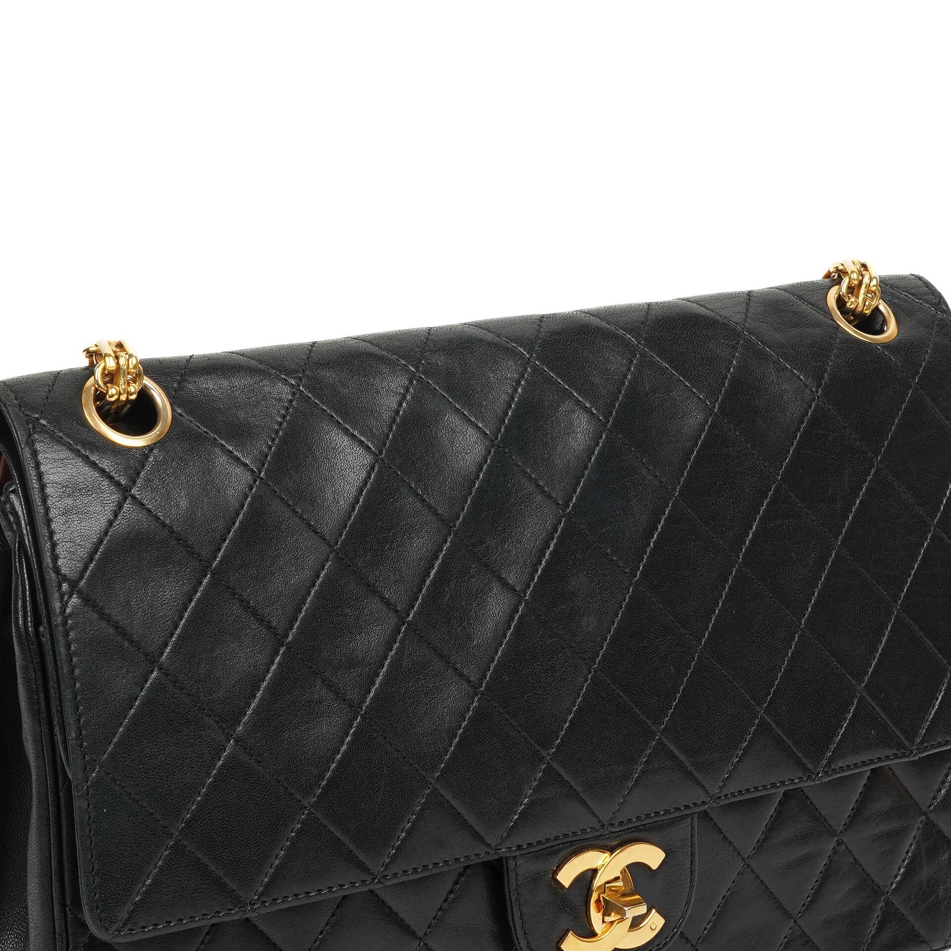 Chanel Vintage zeitlose klassische mittlere Doppelklappen-Tasche Schwarz gestepptes Lammleder mit 24K goldplattierter Hardware und Mademoiselle-Kette
