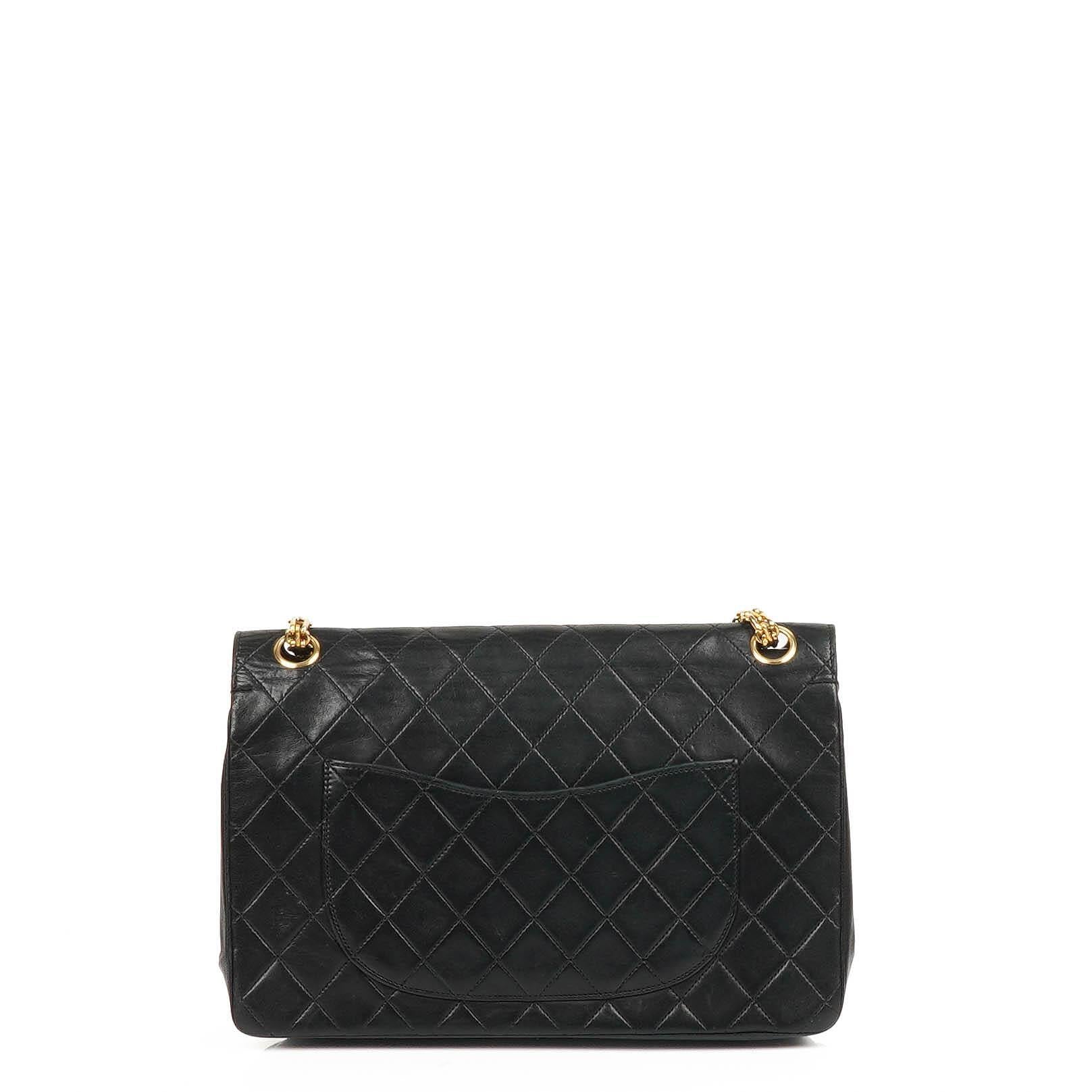 Chanel Vintage zeitlose klassische mittlere Doppelklappen-Tasche Schwarz gestepptes Lammleder mit 24K goldplattierter Hardware und Mademoiselle-Kette