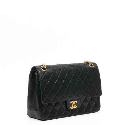 Chanel Vintage zeitlose klassische mittlere Doppelklappen-Tasche Schwarz gestepptes Lammleder mit 24K goldplattierter Hardware und Mademoiselle-Kette