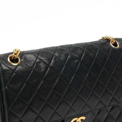 Chanel Vintage zeitlose klassische mittlere Doppelklappen-Tasche Schwarz gestepptes Lammleder mit 24K goldplattierter Hardware und Mademoiselle-Kette