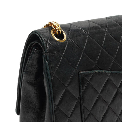 Chanel Vintage zeitlose klassische mittlere Doppelklappen-Tasche Schwarz gestepptes Lammleder mit 24K goldplattierter Hardware und Mademoiselle-Kette