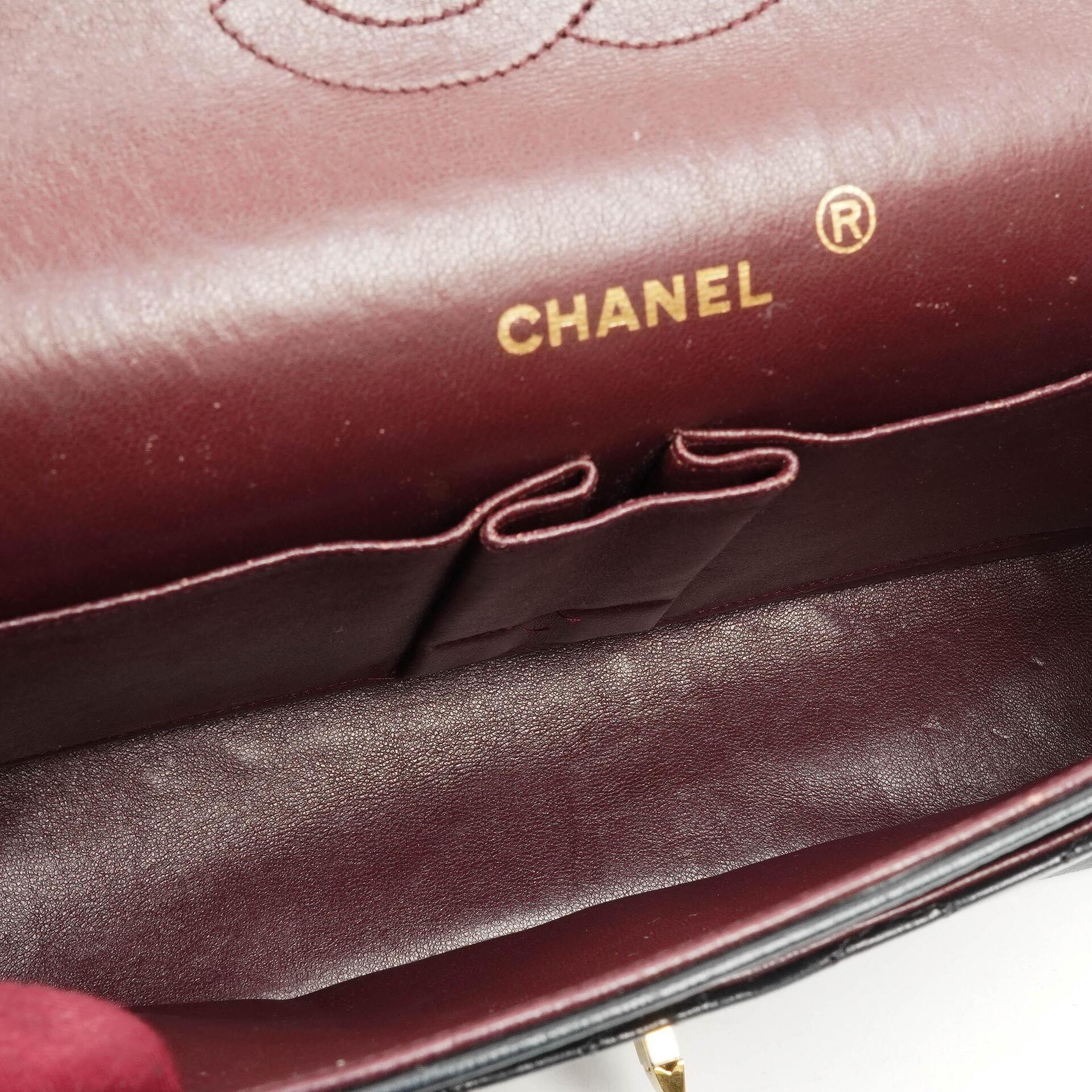 Chanel Vintage zeitlose klassische mittlere Doppelklappen-Tasche Schwarz gestepptes Lammleder mit 24K goldplattierter Hardware und Mademoiselle-Kette