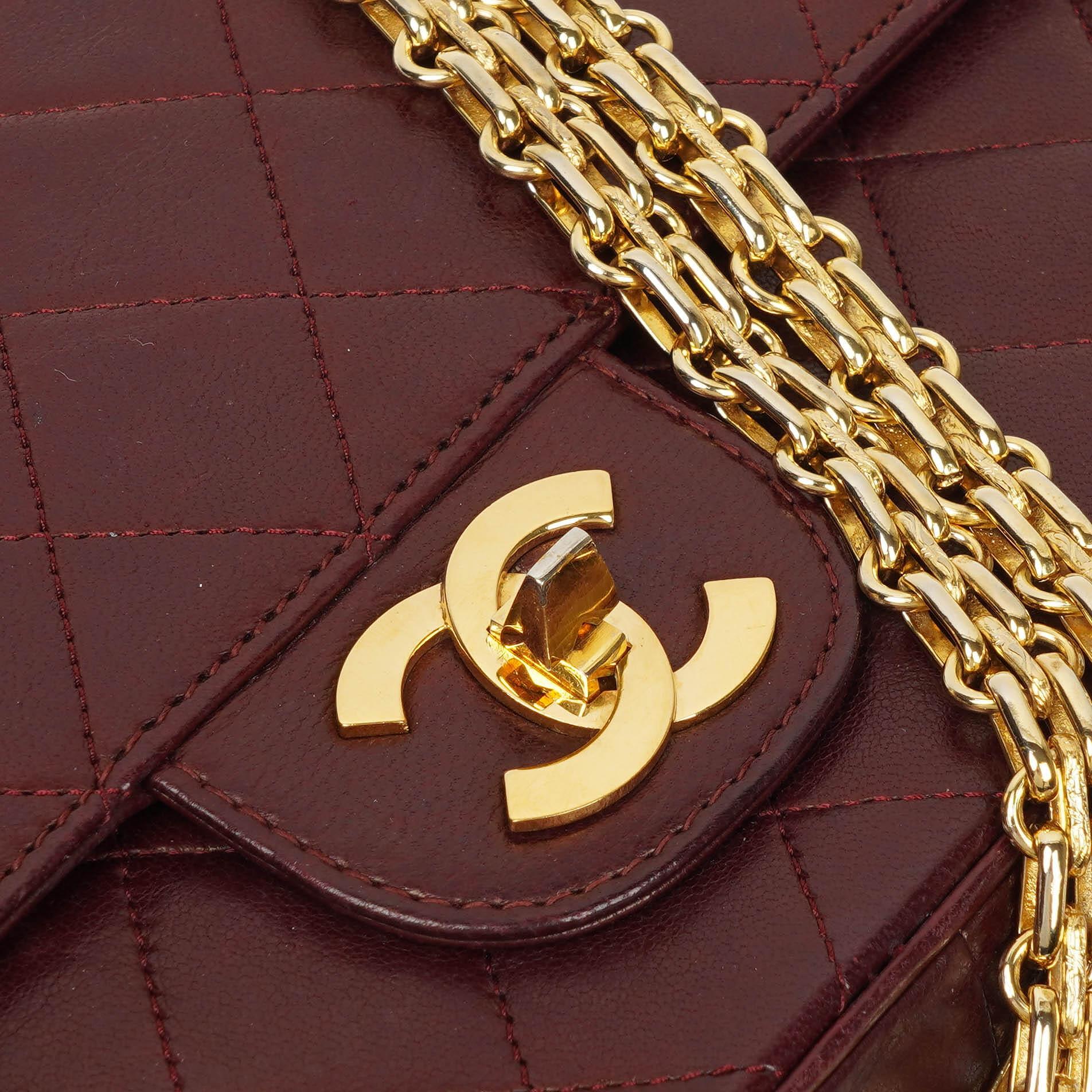 Chanel Vintage Zeitlos Klassisch Medium Doppelklapptasche Burgunder Gequiltetes Lammleder mit Goldfarbenem Hardware und Mademoiselle Kette