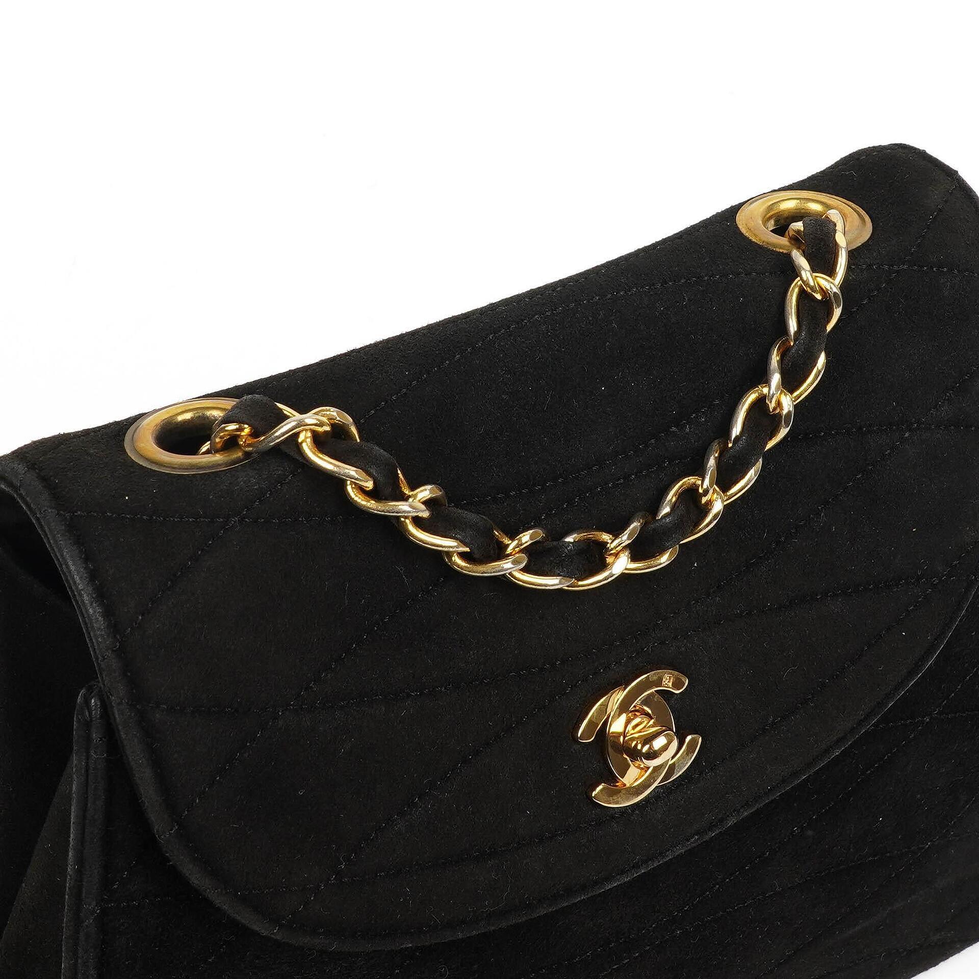 Chanel Mini Trapez Klappentasche Schwarz Gepolstertes Wildleder Mit 24K vergoldeter Hardware