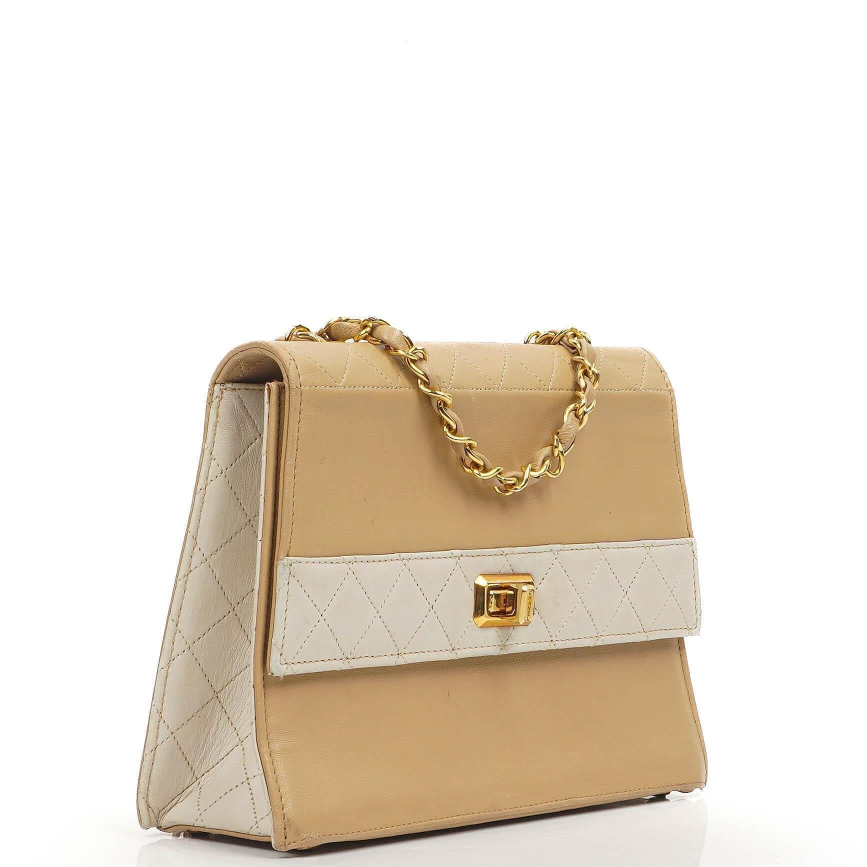 Chanel Vintage Trapezoid Single Flap Tasche aus beige-weißem gestepptem Leder mit goldfarbenen Beschlägen