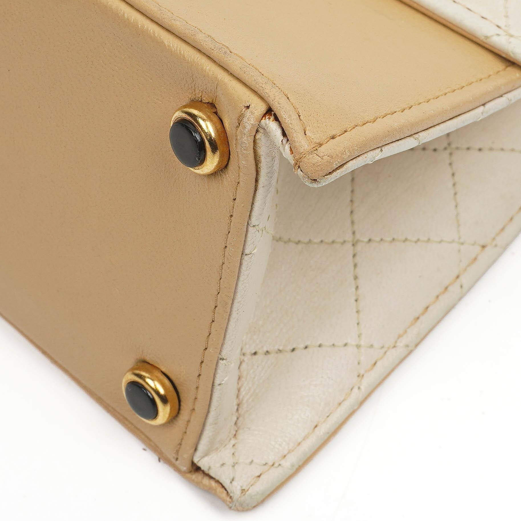 Chanel Vintage Trapezoid Single Flap Tasche aus beige-weißem gestepptem Leder mit goldfarbenen Beschlägen