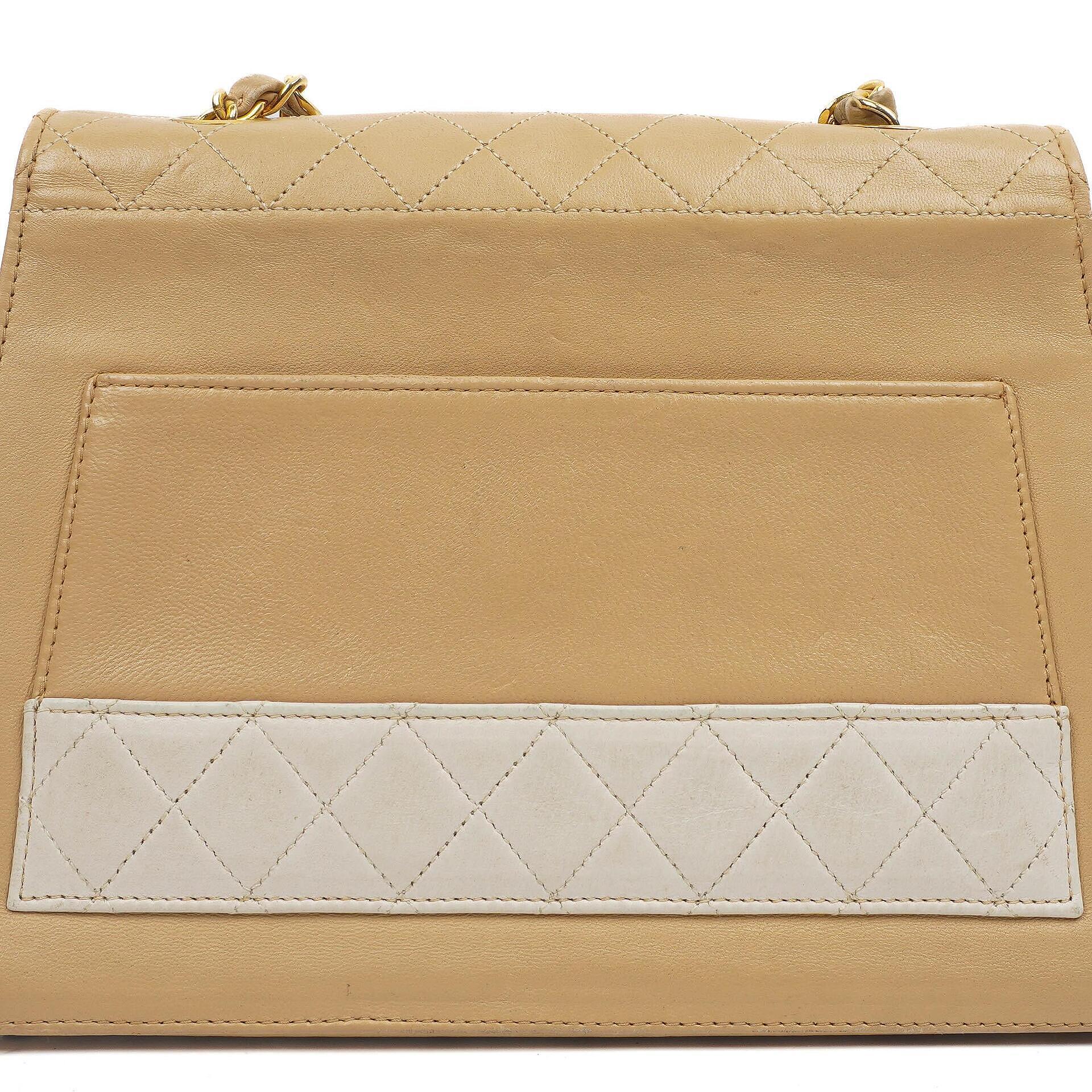 Chanel Vintage Trapezoid Single Flap Tasche aus beige-weißem gestepptem Leder mit goldfarbenen Beschlägen