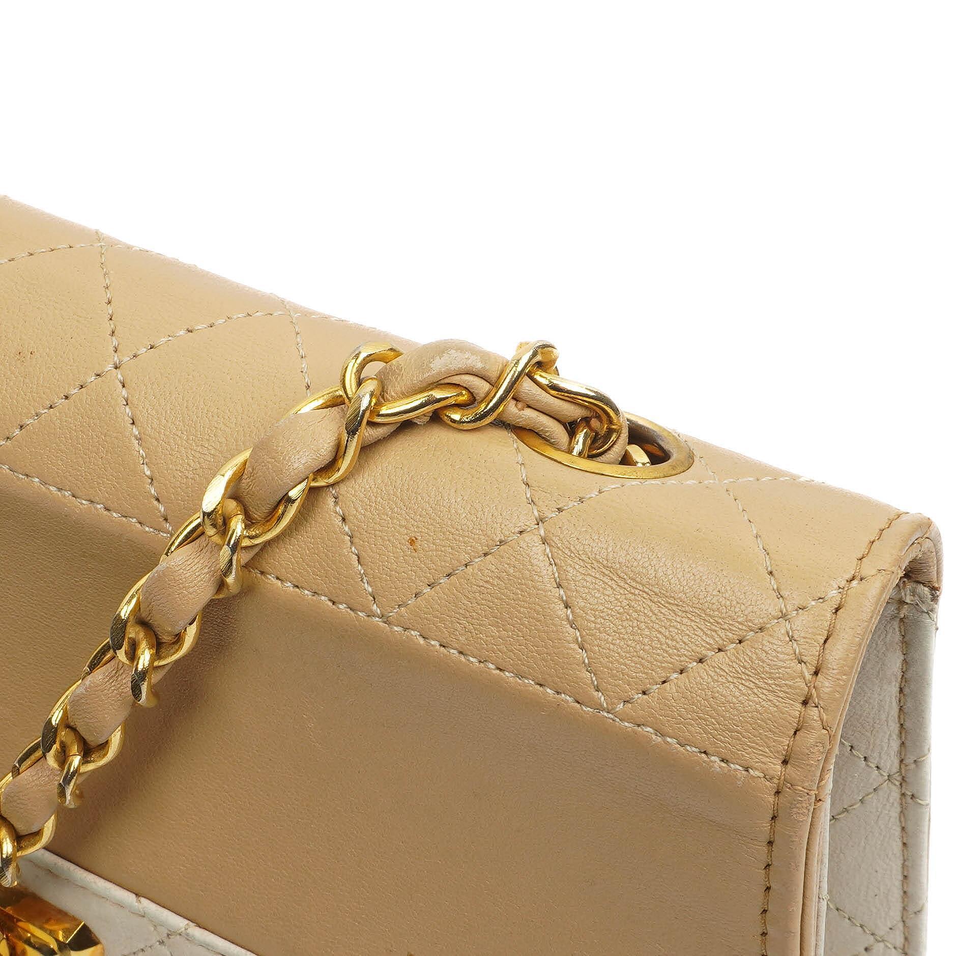 Chanel Vintage Trapezoid Single Flap Tasche aus beige-weißem gestepptem Leder mit goldfarbenen Beschlägen