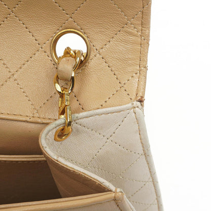 Chanel Vintage Trapezoid Single Flap Tasche aus beige-weißem gestepptem Leder mit goldfarbenen Beschlägen