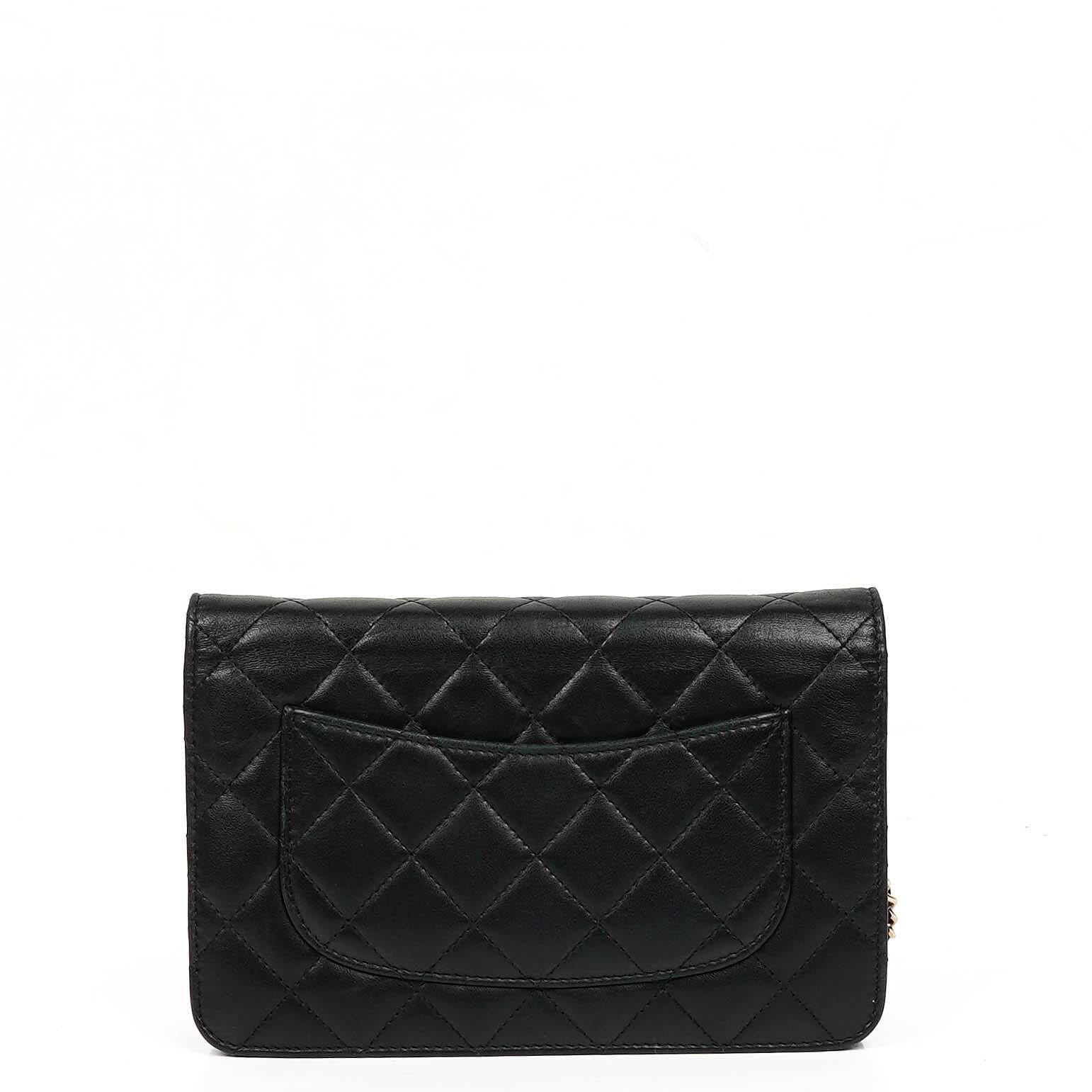 Chanel Wallet On Chain WOC schwarzes gestepptes Lammleder mit goldfarbenen Beschlägen
