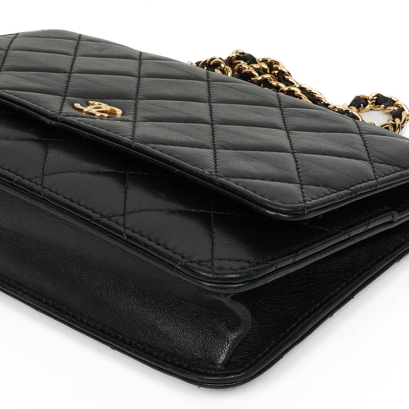 Chanel Wallet On Chain WOC schwarzes gestepptes Lammleder mit goldfarbenen Beschlägen