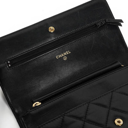 Chanel Wallet On Chain WOC schwarzes gestepptes Lammleder mit goldfarbenen Beschlägen