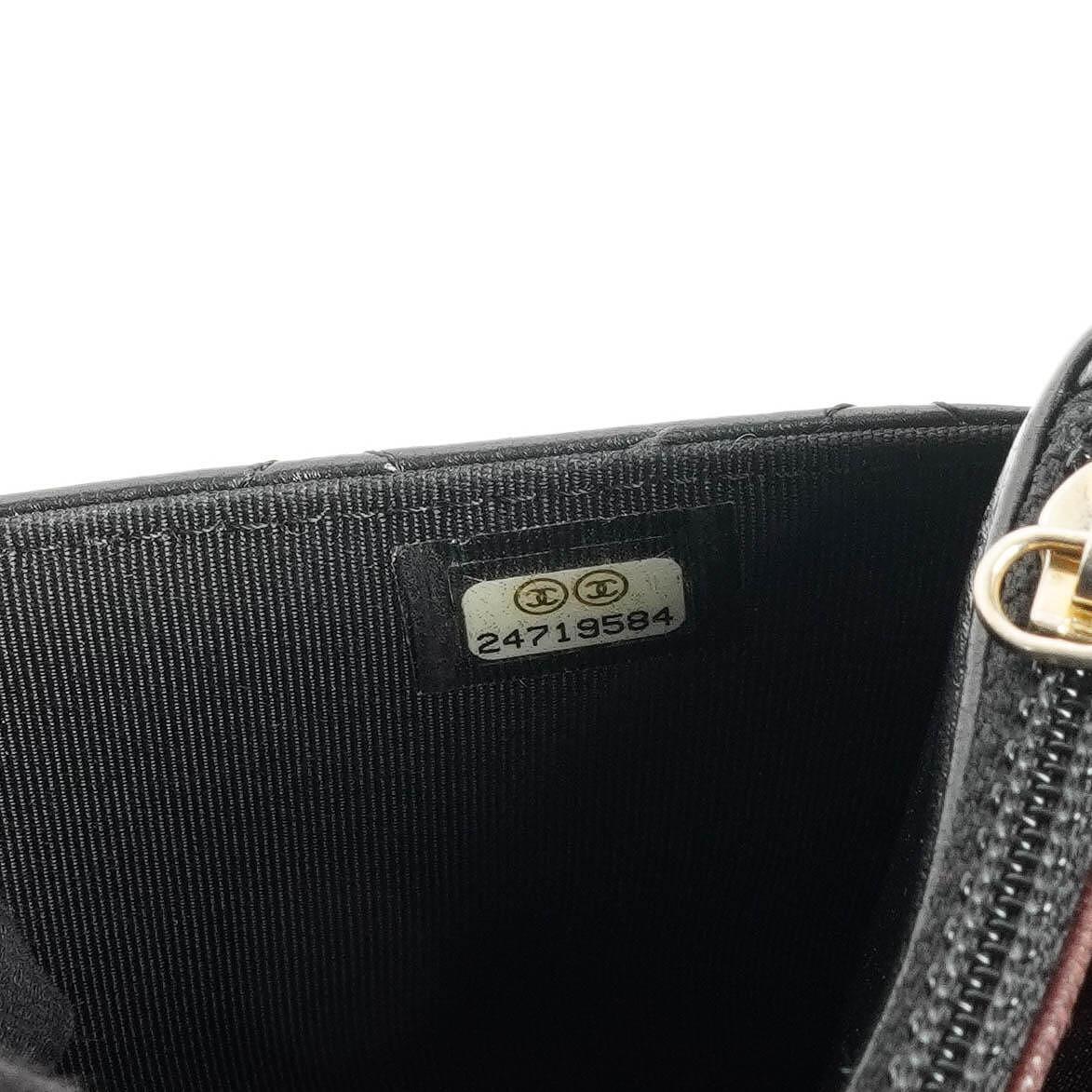 Chanel Wallet On Chain WOC schwarzes gestepptes Lammleder mit goldfarbenen Beschlägen