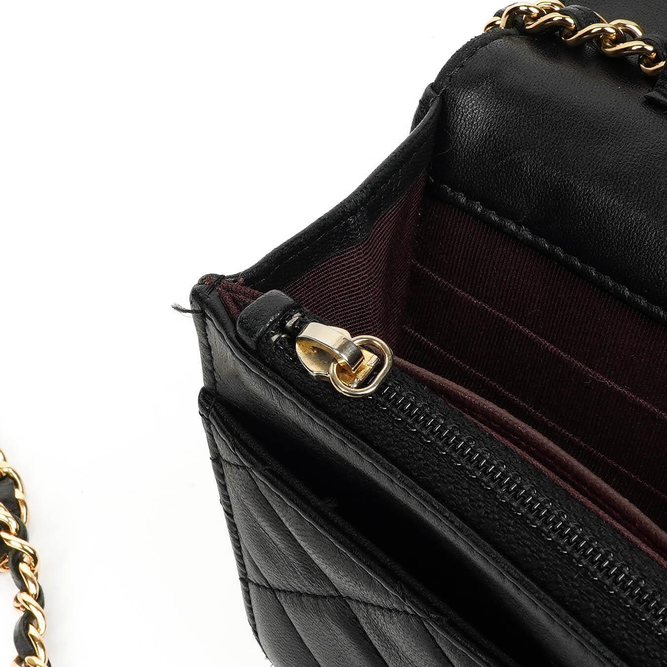 Chanel Wallet On Chain WOC schwarzes gestepptes Lammleder mit goldfarbenen Beschlägen